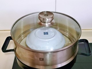 菠菜鸡蛋羹,一定要把蛋羹的碗盖上盖子，大火烧开，转中火隔水蒸蒸10分钟，焖2分钟。