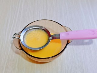 菠菜鸡蛋羹,将蛋液过细筛，这一步最好不要省略，这样做出来的蛋羹口感嫩滑。