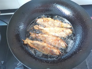 酥炸小黄鱼,稍凉会儿，锅里大火烧开放入小黄鱼复炸一下，大概10秒马上捞出