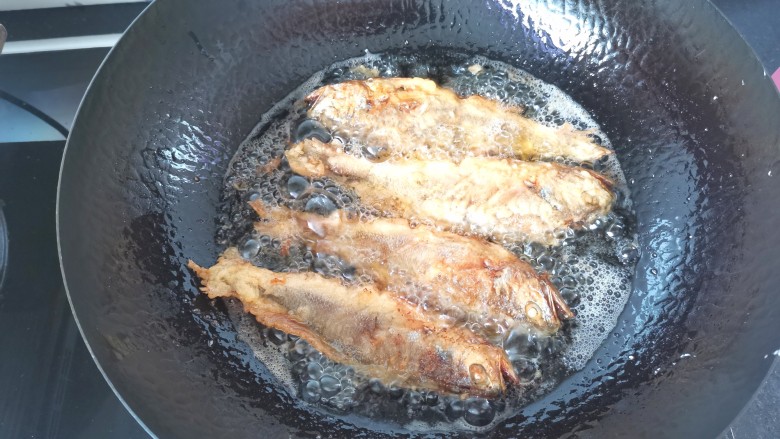 酥炸小黄鱼,稍凉会儿，锅里大火烧开放入小黄鱼复炸一下，大概10秒马上捞出