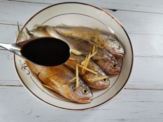 酥炸小黄鱼,加入鱼豉油腌制20分钟
