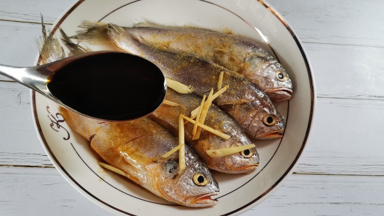 酥炸小黄鱼,加入鱼豉油腌制20分钟