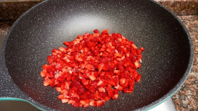 草莓山药,将草莓粒放入锅中小火加热慢慢熬出草莓的水分。要用刮刀或者铲子时不时翻一下哦，以防粘锅。