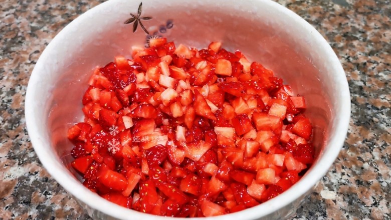 草莓山药,泡好的草莓沥干水分去掉叶子切成小颗粒。