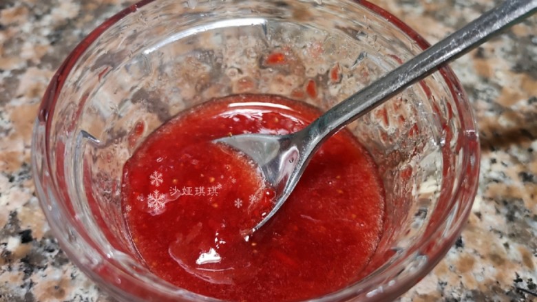 草莓山药,舀两勺草莓酱和适量凉白开拌匀。