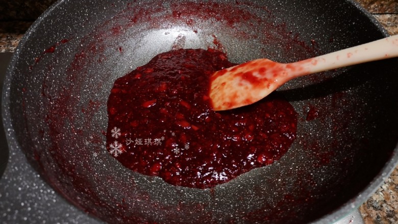 草莓山药,熬至草莓酱不再轻松流动就可以了。