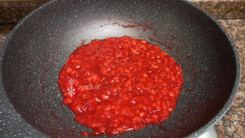 草莓山药,将草莓颗粒熬至软烂。