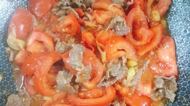 番茄炒牛肉,不需要加水，盖上锅盖中火焖几分钟至番茄变软。