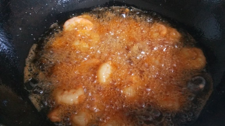 韭菜炒虾仁,放入油锅炸制。