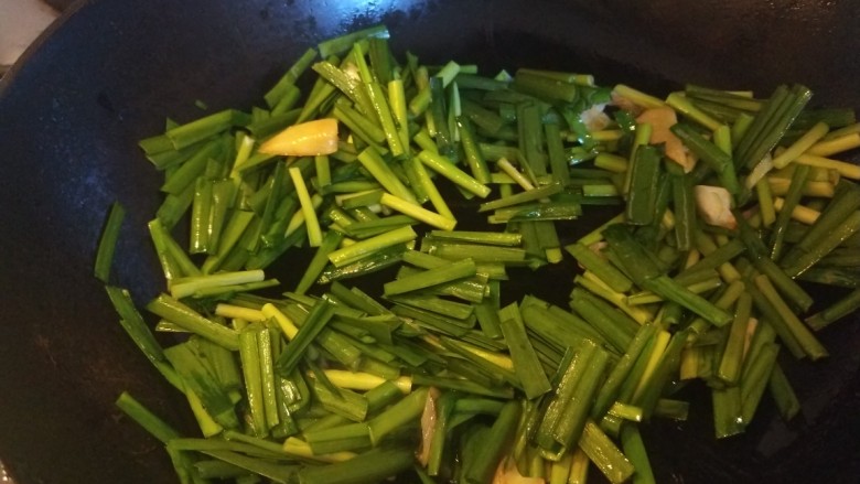 韭菜炒虾仁,倒入韭菜。