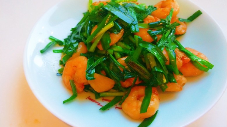 韭菜炒虾仁,装盘即可食用。