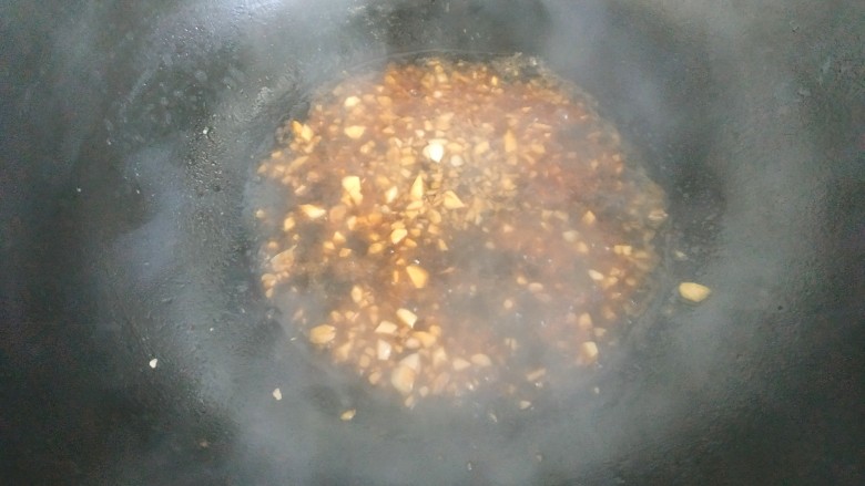 蒜蓉小油菜,把调料汁倒入锅中炝锅
