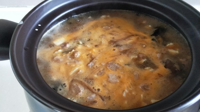 胡辣汤,倒入锅中开锅转文火五分钟即可。