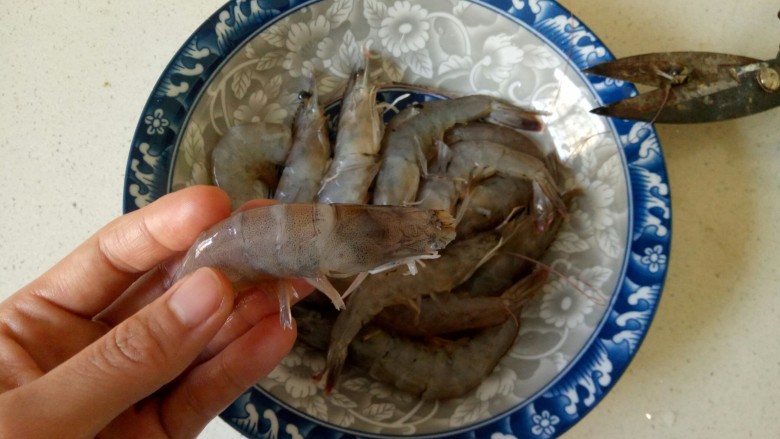 麻辣干锅虾,首先将虾剪去虾须虾枪，用牙签取出虾线或者开虾背取出虾线