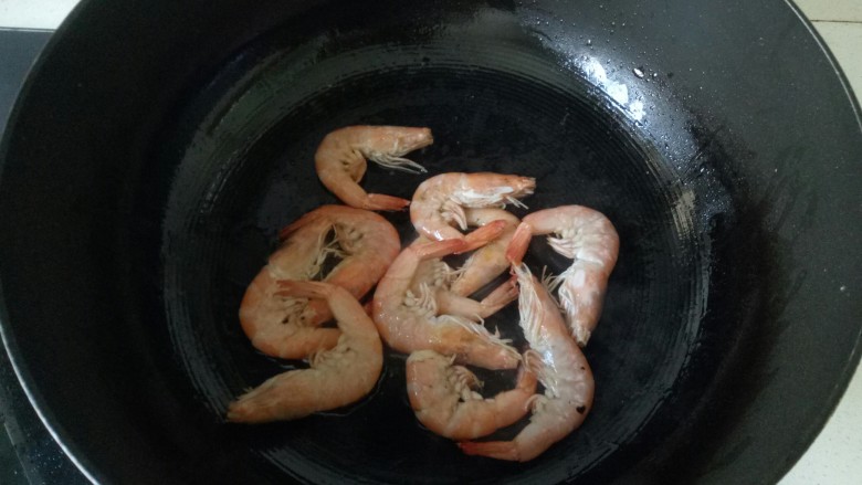麻辣干锅虾,锅中加入适量油烧热，放入处理好的虾煸炒至虾身变红卷起捞出备用