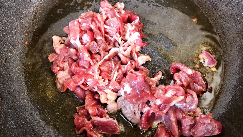 莴笋炒牛肉,起锅烧油，放入腌好的牛肉片；