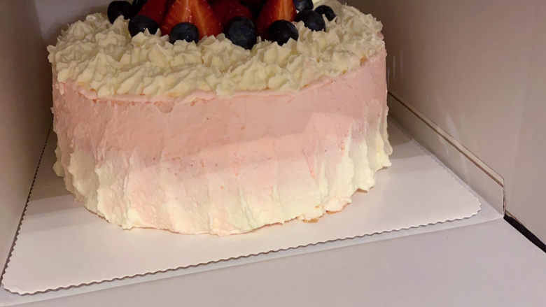 草莓蛋糕,下面边缘我是用小勺子后背去沾一点白色奶油从下往上一抹