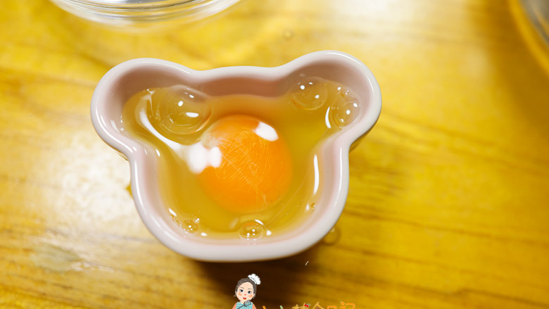 8个月以上辅食蒸蛋羹,一个鸡蛋打入一个小杯子里，我用的这个杯子大概是八分满，如果你没有称就用这样的小杯子来量鸡蛋的体积，鸡蛋1 水2就很容易操作