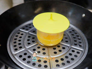 8个月以上辅食蒸蛋羹,倒入耐高温的碗里，盖上盖子或者盖上保鲜膜，保鲜膜需要那种可以耐高温的，一个蛋中火蒸大概8分钟，关火后焖一下就可以了