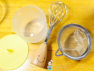 8个月以上辅食蒸蛋羹,先说说工具一个蛋抽也可以用筷子，筛子是必须的，真的没有我们用勺子