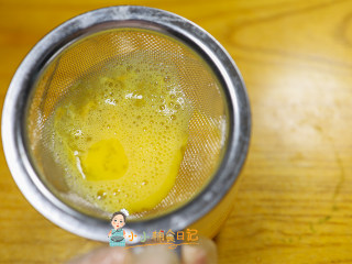 8个月以上辅食蒸蛋羹,将鸡蛋液用筛子过滤这样可以过滤掉气泡还有没打散的蛋清，可以让鸡蛋液更嫩滑的关键，如果你没有筛子可以静置15分钟，然后用筛子把那些泡泡勺出来，