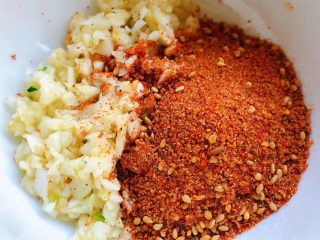 菠菜拌花生米,蒜去皮洗净切粒和调好的辣椒面放入碗中