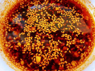 菠菜拌花生米,烧开的热油分两次浇在蒜粒和辣椒面上面不停的搅拌均匀