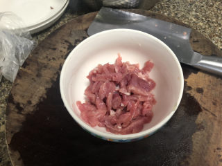 蒜苗炒香干➕,猪肉切约两三毫米厚的肉丝