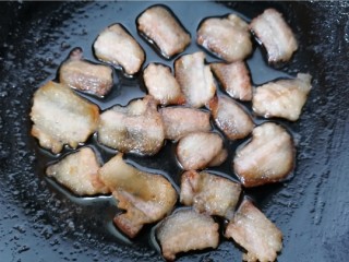 春笋炒肉,煎至两面金黄熬出猪油炒笋更香
