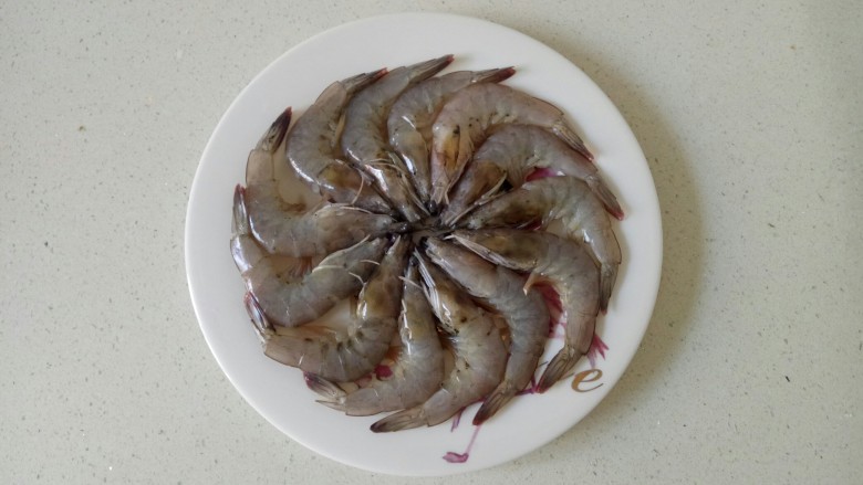 蒜蓉蒸大虾,处理好的虾摆放在盘中