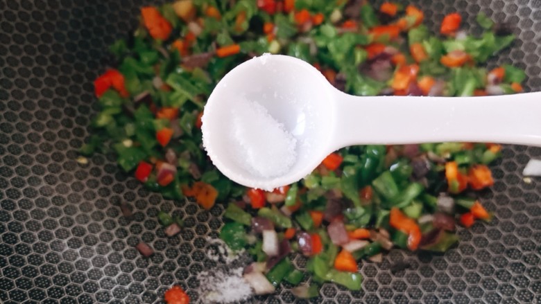 青椒炒皮蛋,加适量的盐