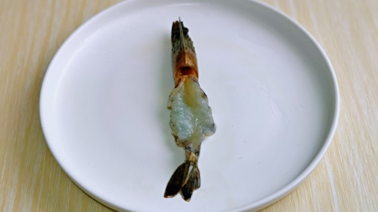 蒜蓉蒸大虾,把虾身上的皮去掉，头尾留下，如图。