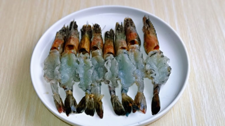 蒜蓉蒸大虾,依次做完，摆放在餐具中。