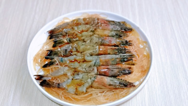 蒜蓉蒸大虾,再把腌制好的摆放在上面。