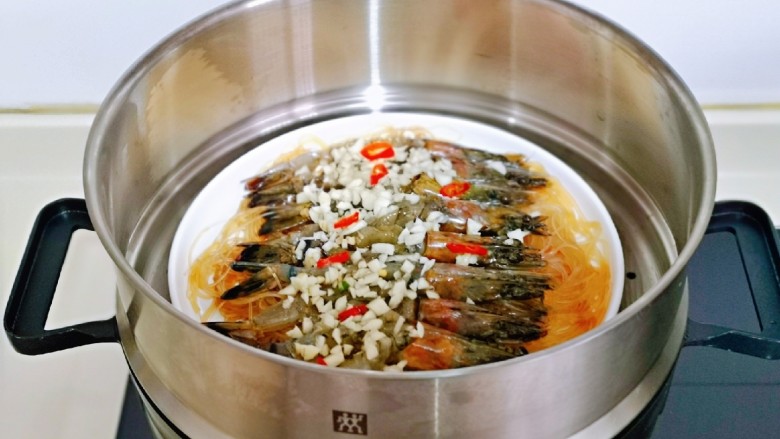 蒜蓉蒸大虾,入蒸锅，隔水蒸8分钟即可出锅。