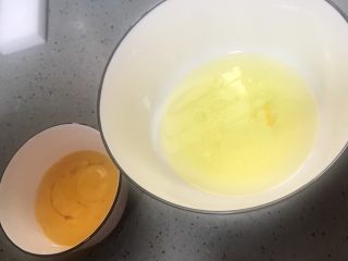 自制电饭煲蛋糕,将4个鸡蛋🥚进行蛋清蛋黄分离，直接敲破分离即可备用。