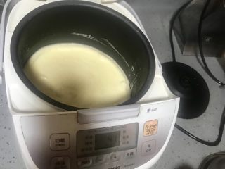 自制电饭煲蛋糕,在电饭煲内刷一层油，然后倒入搅拌均匀的蛋液，电饭煲定时40分钟，等待出锅了。