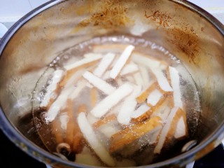 蒜苗炒香干,豆干切条，水开后放入锅中焯水10秒钟