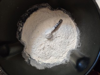 超级柔软的北海道土司（中种法）,液体在下，粉放在上，加入揉面机中