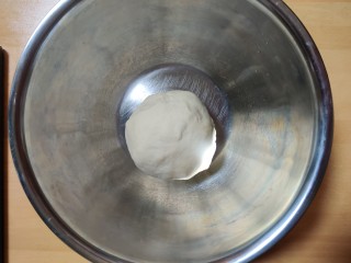 超级柔软的北海道土司（中种法）,把面团揉成球，放在钢盆里发酵。
