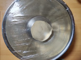 超级柔软的北海道土司（中种法）,盖上保鲜膜，在室温里放置半小时后，放进冰箱，冷发酵15小时以上，至2倍大小。