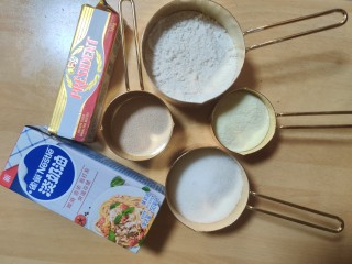 超级柔软的北海道土司（中种法）,准备主面团材料，称量好材料。