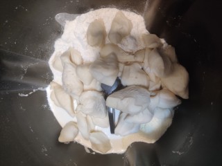 超级柔软的北海道土司（中种法）,把中种面团剪成小块加入主面团中。