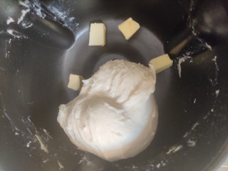 超级柔软的北海道土司（中种法）,再揉一会儿，面团逐渐光滑，不沾手。这时可以加入室温的切块黄油。