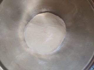 超级柔软的北海道土司（中种法）,再揉大概20分钟，面团光滑，可以撑开变成薄膜状，这时候可以取出面团