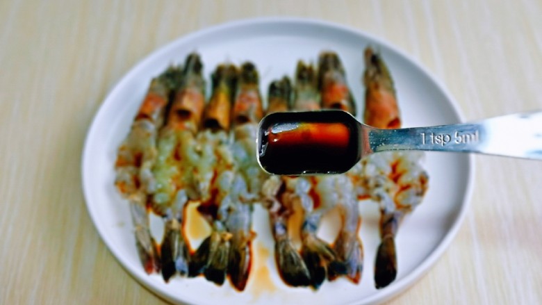 蒜蓉蒸大虾,加入蚝油。