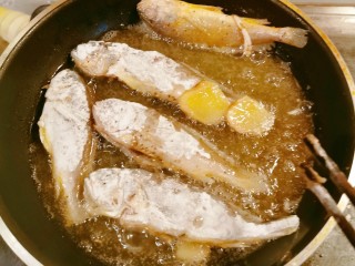 酥炸小黄鱼,油烧至6成热 放入裹了面的小黄鱼