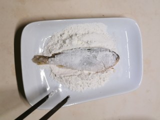 酥炸小黄鱼,将腌制好的鱼 裹上薄薄一层面粉