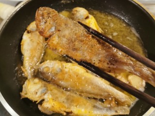 酥炸小黄鱼,炸至两面金黄 外皮酥脆 出锅