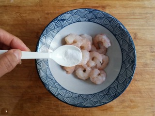 虾仁跑蛋,将处理好的虾仁放入碗中，加少量的盐。